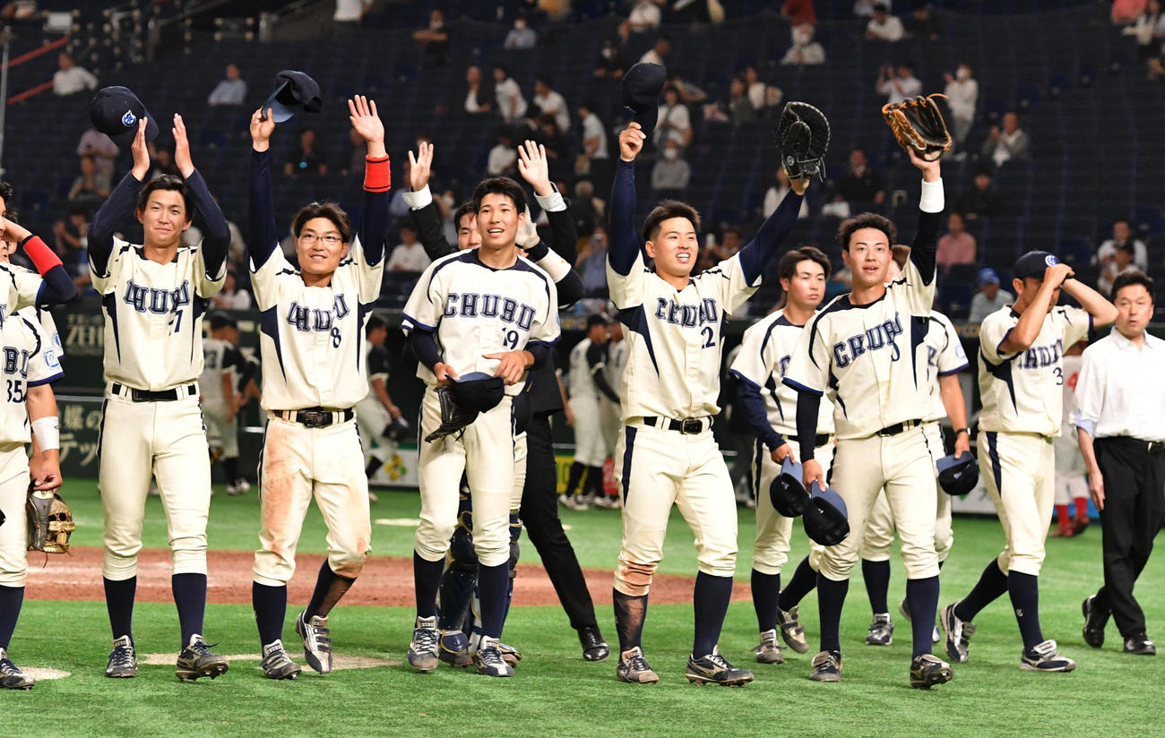 九産大対中部大　勝利した中部大ナインは応援席に応える（撮影・柴田隆二）