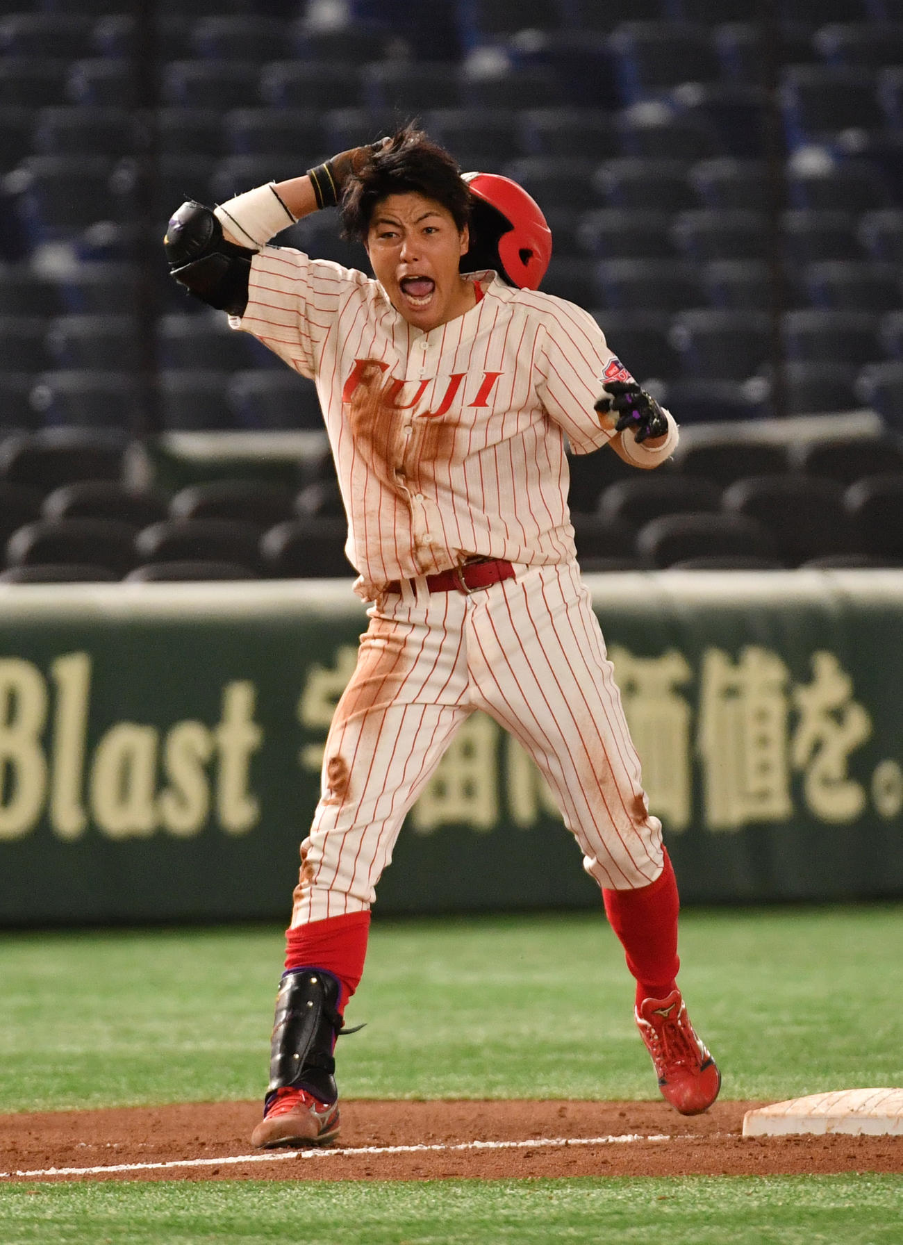 創価大対富士大　7回裏富士大1死三塁、麦谷は勝ち越しの左中間三塁打を放ちガッツポーズする（撮影・柴田隆二）
