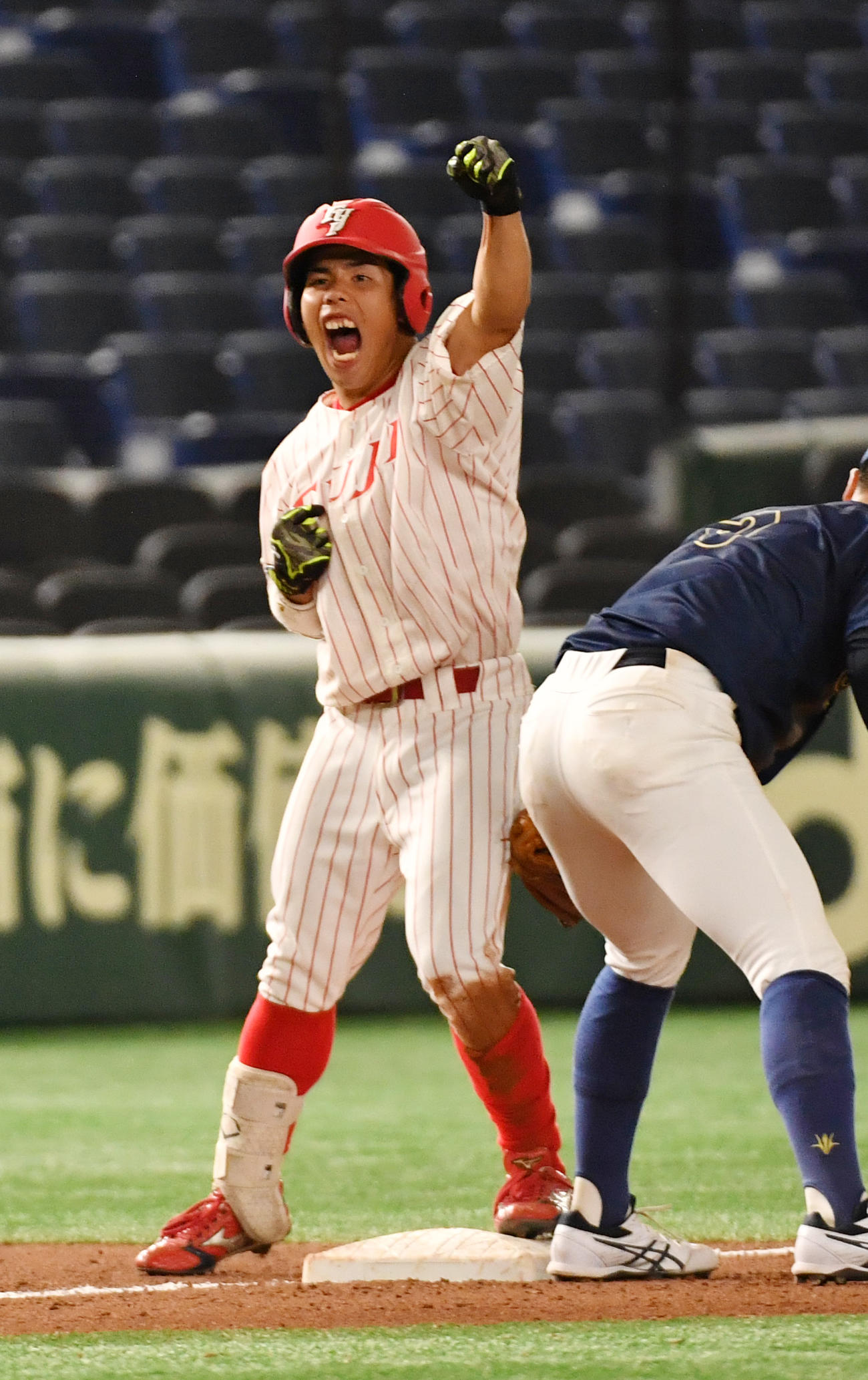 創価大対富士大　7回裏富士大1死一、二塁、渡辺陸は同点の右越え三塁打を放ちガッツポーズする（撮影・柴田隆二）