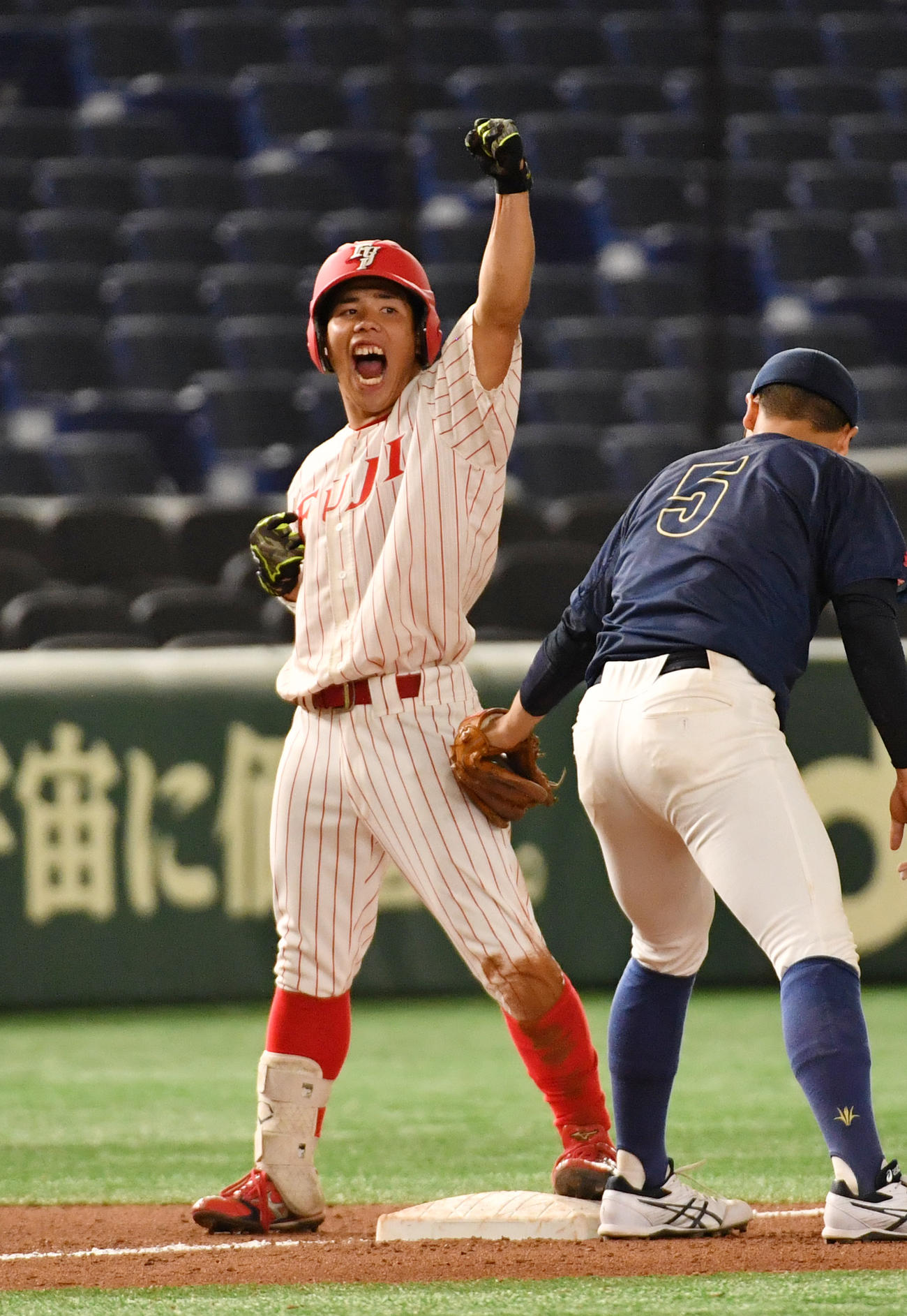 創価大対富士大　7回裏富士大1死一、二塁、渡辺陸は同点の右越え三塁打を放ちガッツポーズする（撮影・柴田隆二）