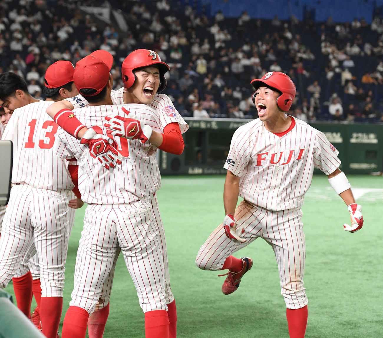 創価大対富士大　7回裏富士大1死一、二塁、渡辺陸の右越え三塁打で赤瀬（中央）、山沢（右）が同点の生還した大喜びする（撮影・柴田隆二）
