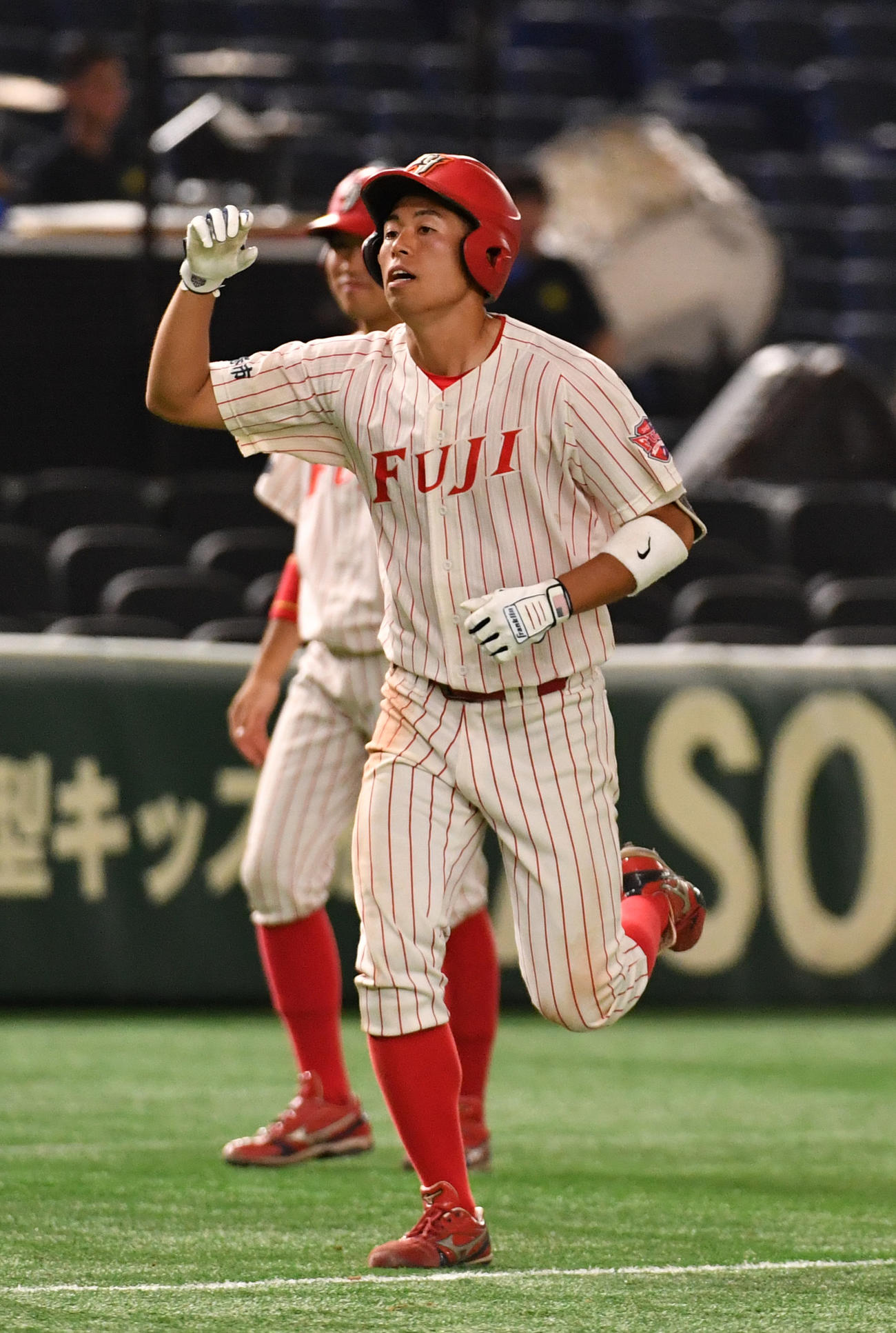 創価大対富士大　8回裏富士大1死一塁、山沢は左越え本塁打を放ち生還する（撮影・柴田隆二）