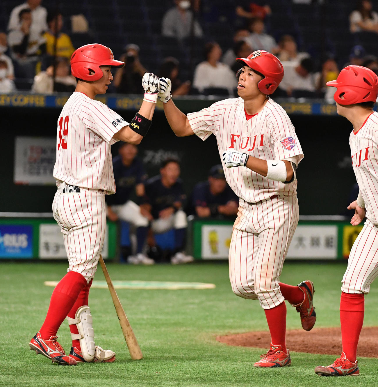 創価大対富士大　8回裏富士大1死一塁、山沢（中央）は左越え本塁打を放ち生還する（撮影・柴田隆二）
