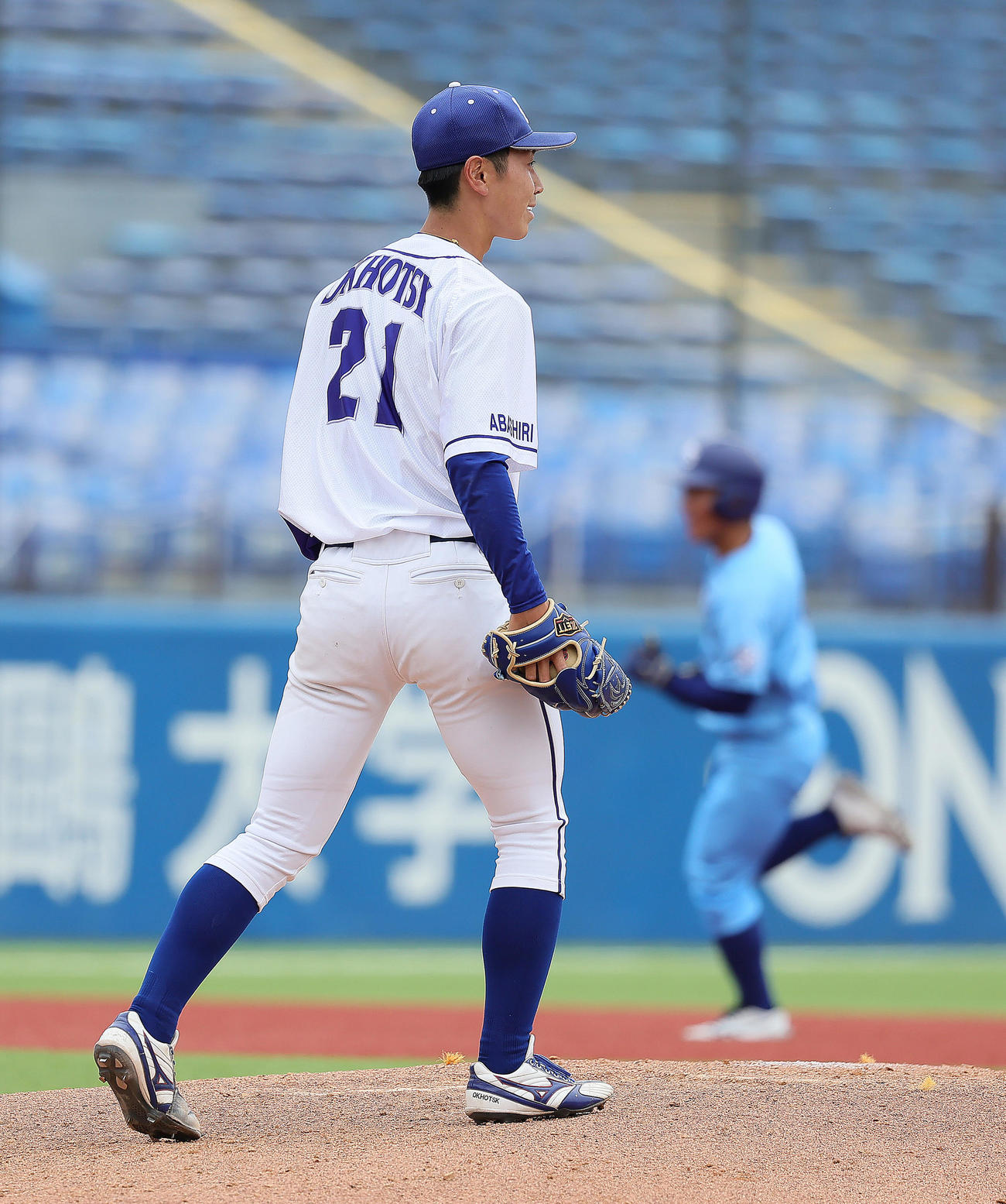 日体大対東農大北海道オホーツク　5回表日体大1死、中妻（後方）に右越え本塁打を浴びた石沢（撮影・足立雅史）