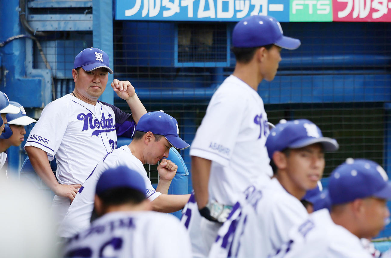 日体大対東農大北海道オホーツク　厳しい表情で試合を見つめる東農大北海道オホーツク・三垣監督（左端）（撮影・足立雅史）