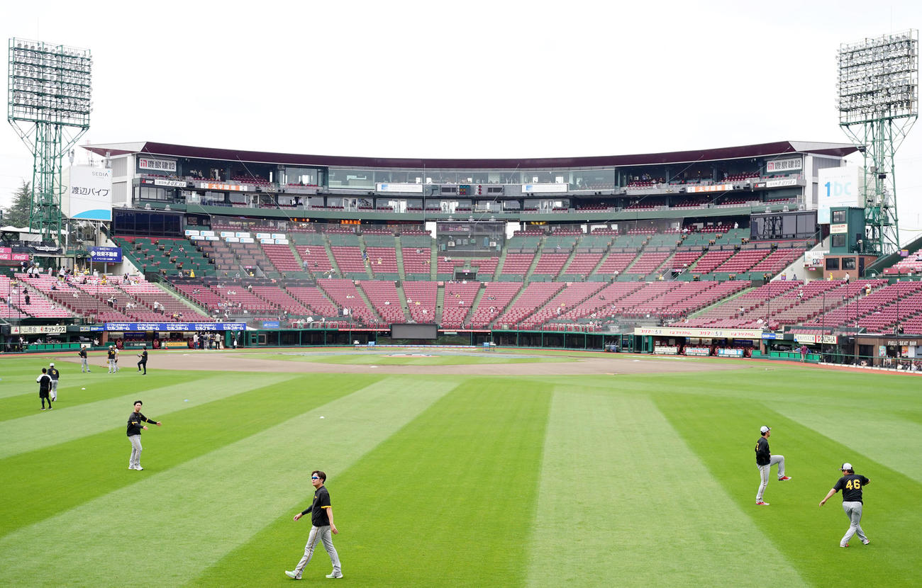 楽天対阪神　試合前練習に臨む阪神西勇（手前）ら（撮影・江口和貴）