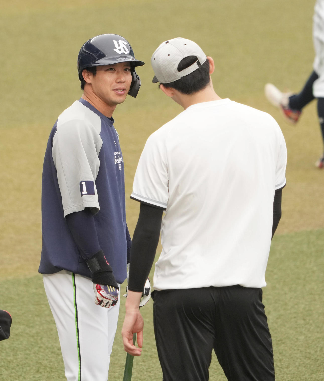 ロッテ対ヤクルト　試合前の練習であいさつするロッテ佐々木朗（右）とヤクルト山田（撮影・小沢裕）