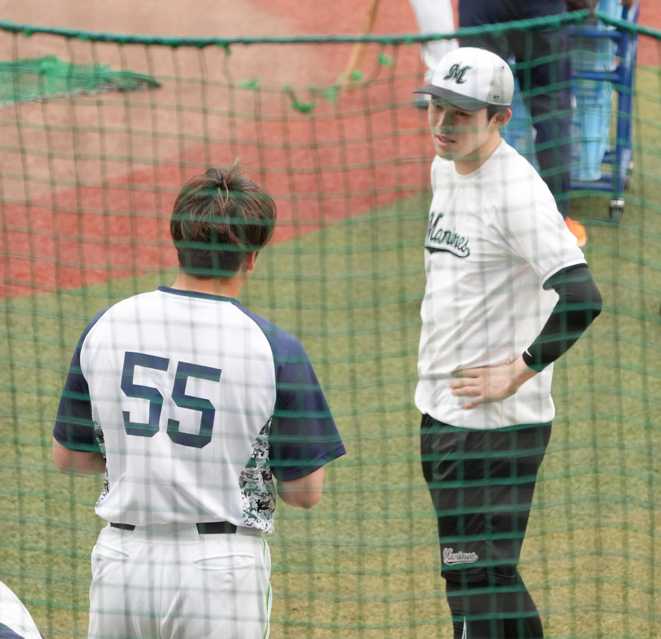 ロッテ対ヤクルト　試合前の練習であいさつするヤクルト村上（左）とロッテ佐々木朗（撮影・小沢裕）