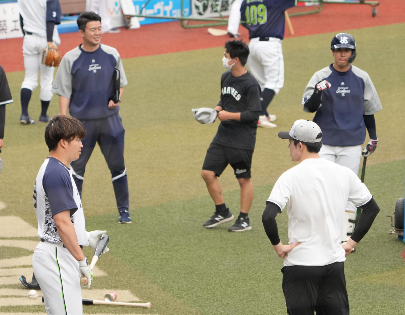 ロッテ対ヤクルト　試合前の練習であいさつするヤクルト村上（左）とロッテ佐々木朗。右奥は山田（撮影・小沢裕）