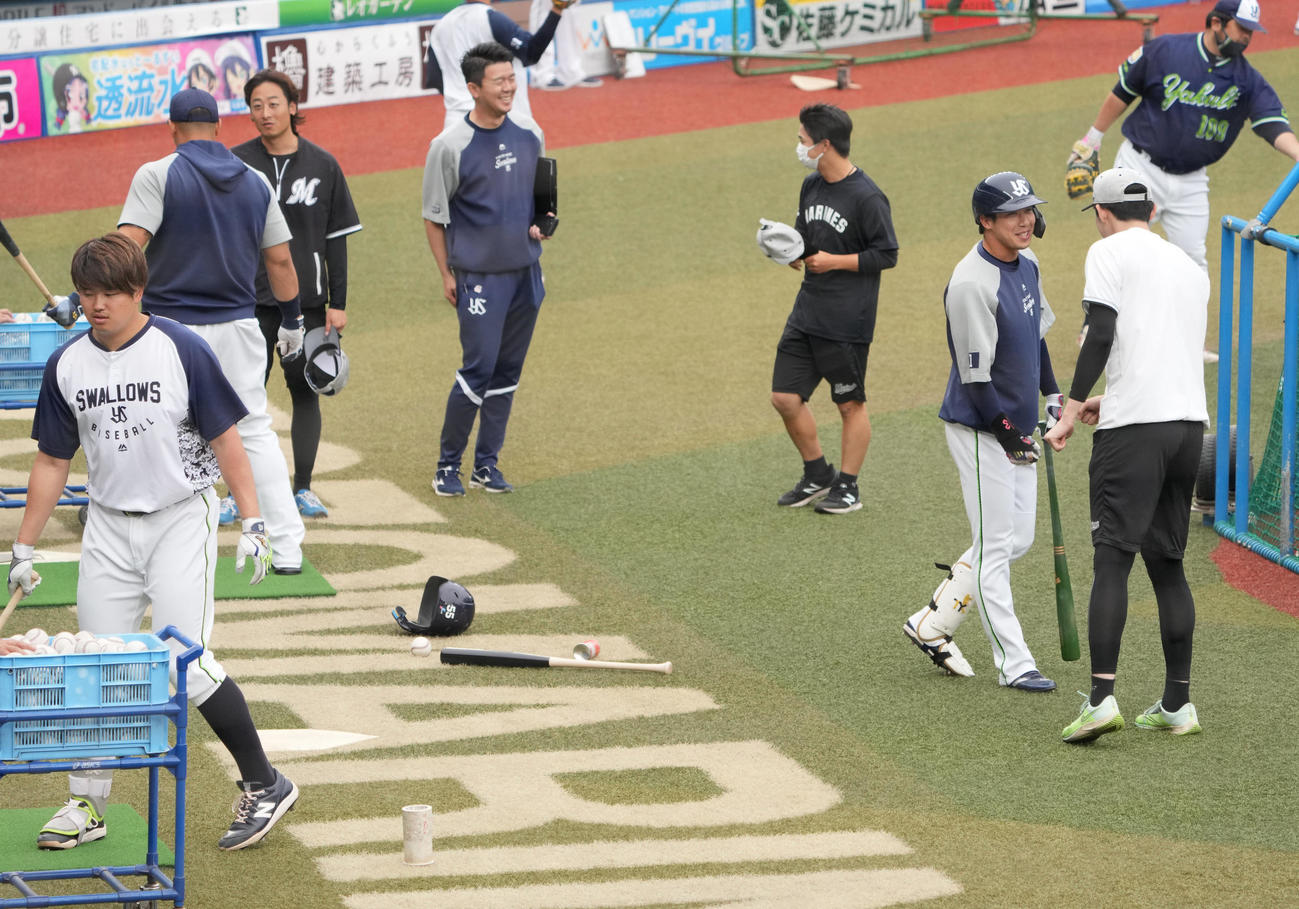 ロッテ対ヤクルト　試合前の練習であいさつするロッテ佐々木朗（右）とヤクルト山田。左端は村上（撮影・小沢裕）