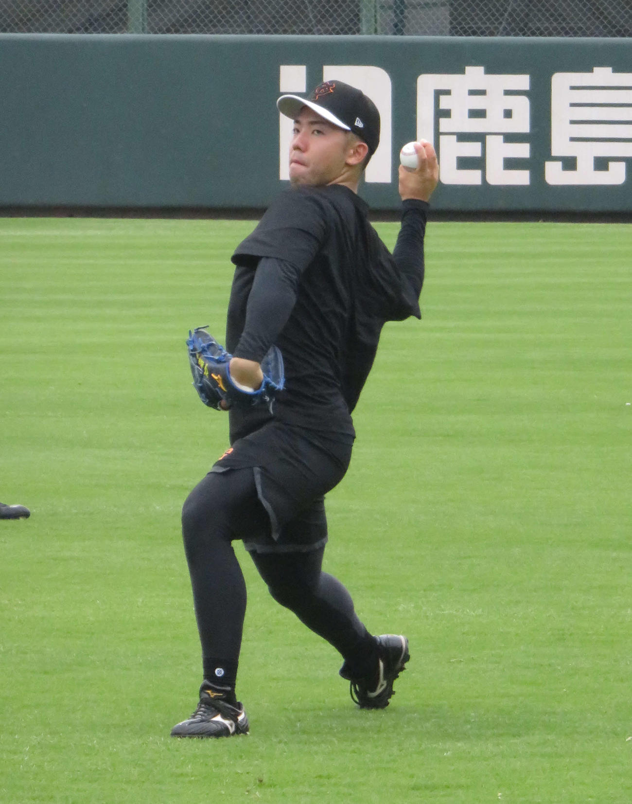 2軍に合流しキャッチボールを行う巨人松井
