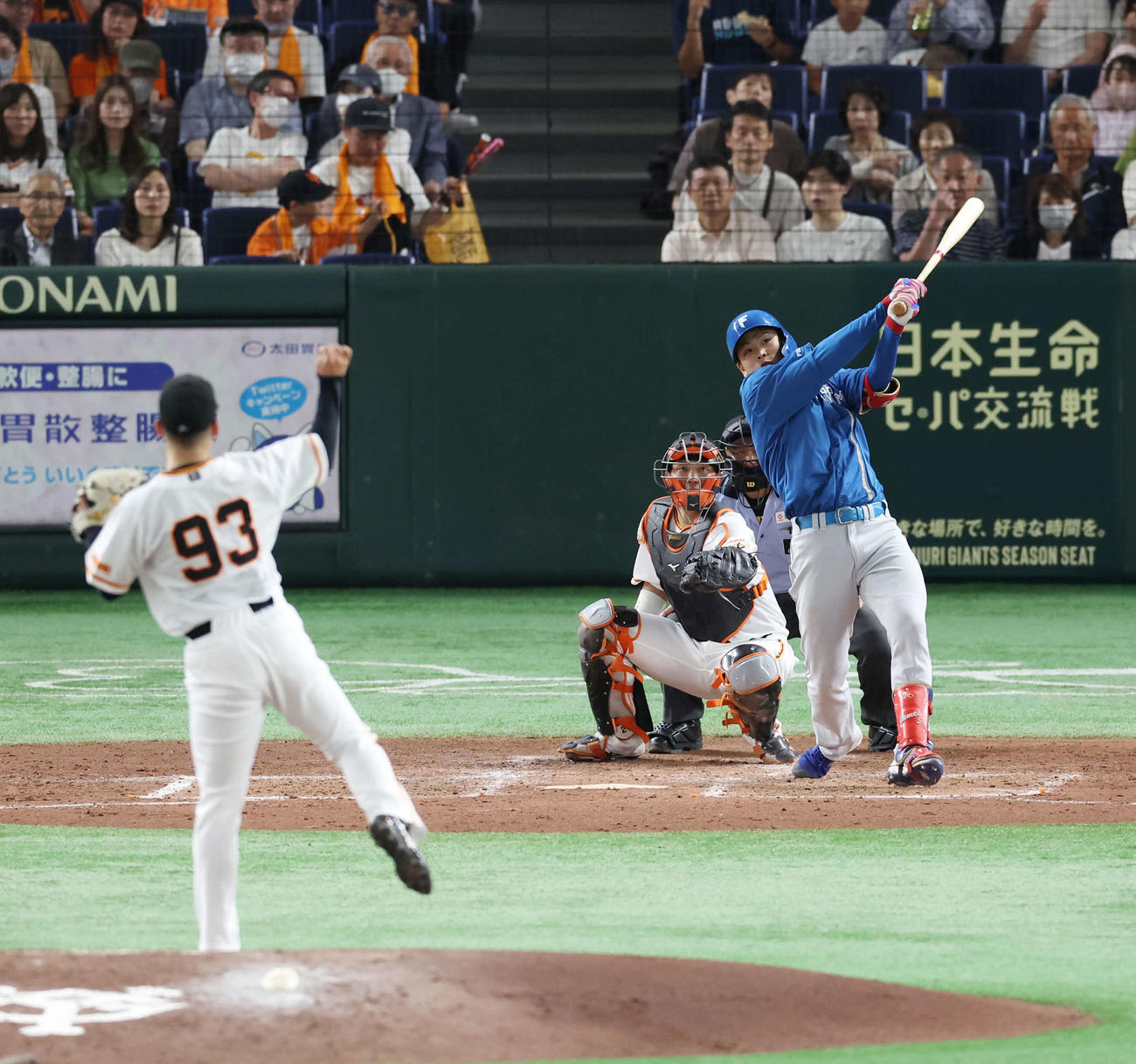 巨人対日本ハム　3回表日本ハム2死一、二塁、左越え3点本塁打を放つ野村。投手松井（2023年6月4日撮影）