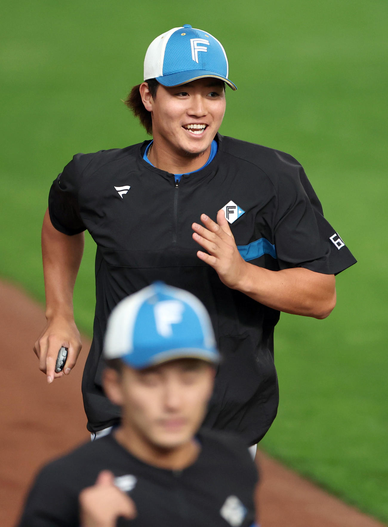 日本ハム対広島　笑顔でウオーミングアップをする日本ハム郡（撮影・佐藤翔太）