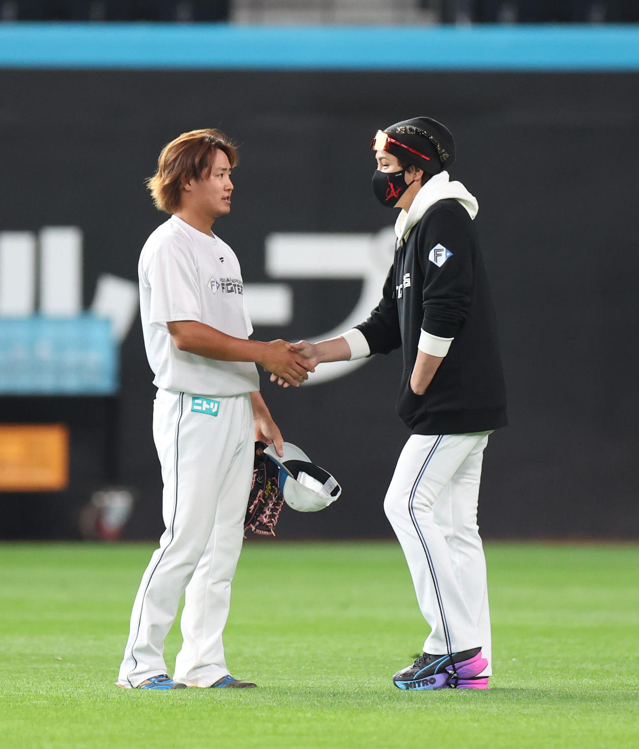 日本ハム対広島　試合前、握手をする日本ハム郡（左）と新庄監督（撮影・佐藤翔太）