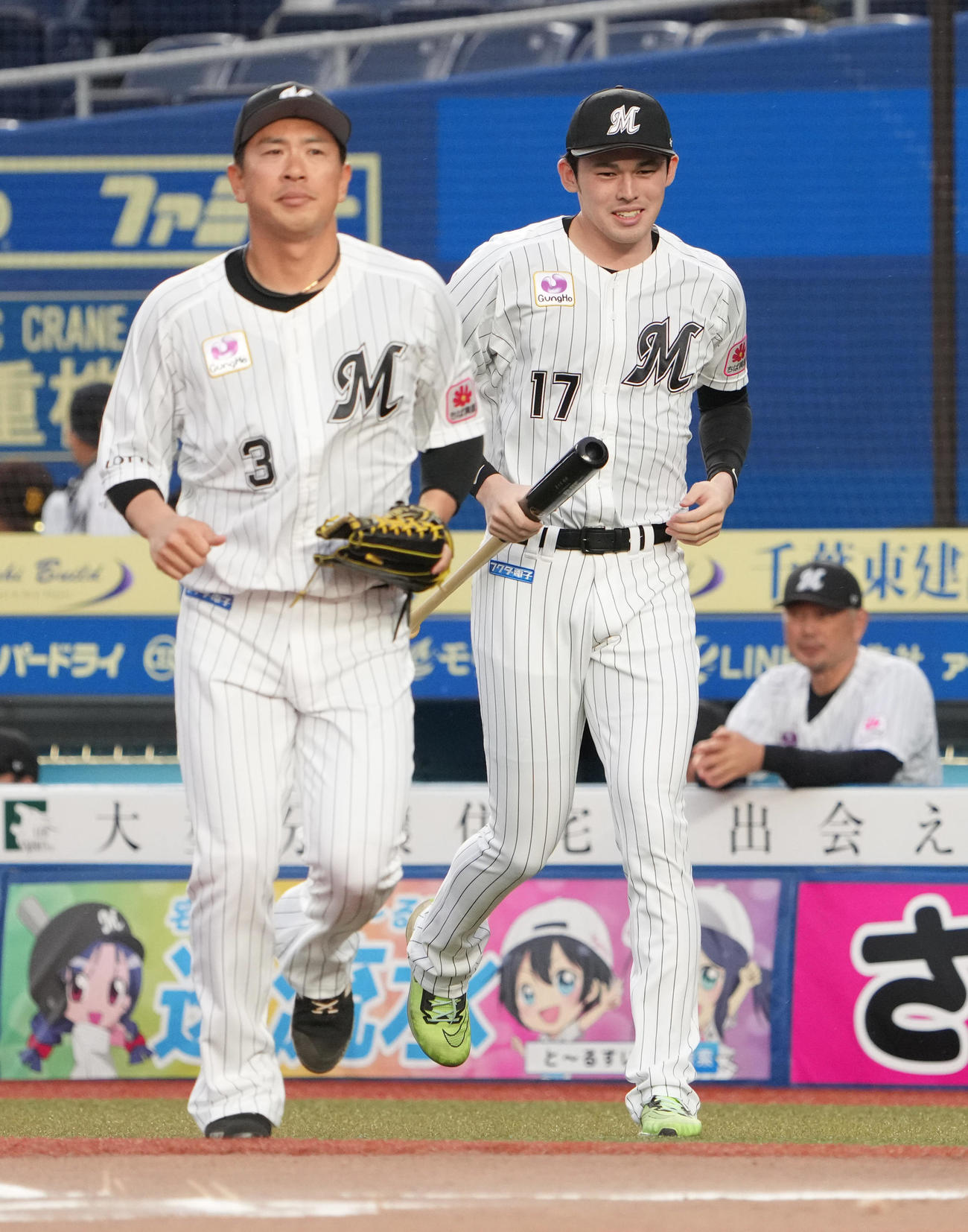 ロッテ対ヤクルト戦で行われた女子スキージャンプの高梨の始球式で打席に向かうロッテ佐々木朗。左は角中（撮影・小沢裕）