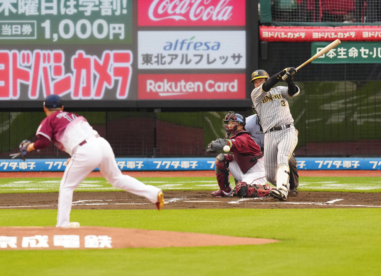 楽天対阪神　1回表阪神2死三塁、中前に先制適時打を放つ大山。投手則本（撮影・江口和貴）