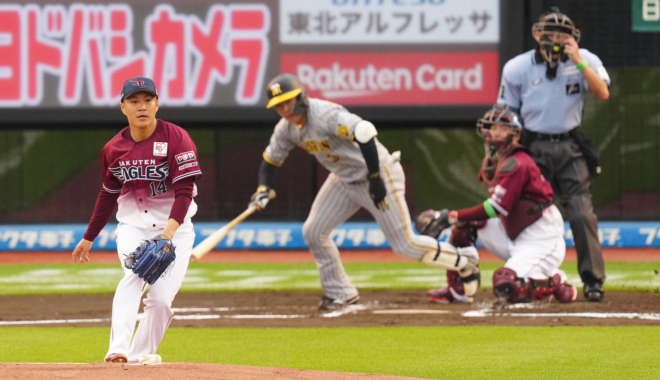 楽天対阪神　1回表阪神2死三塁、大山（後方左）に先制適時打を浴びる則本（撮影・江口和貴）