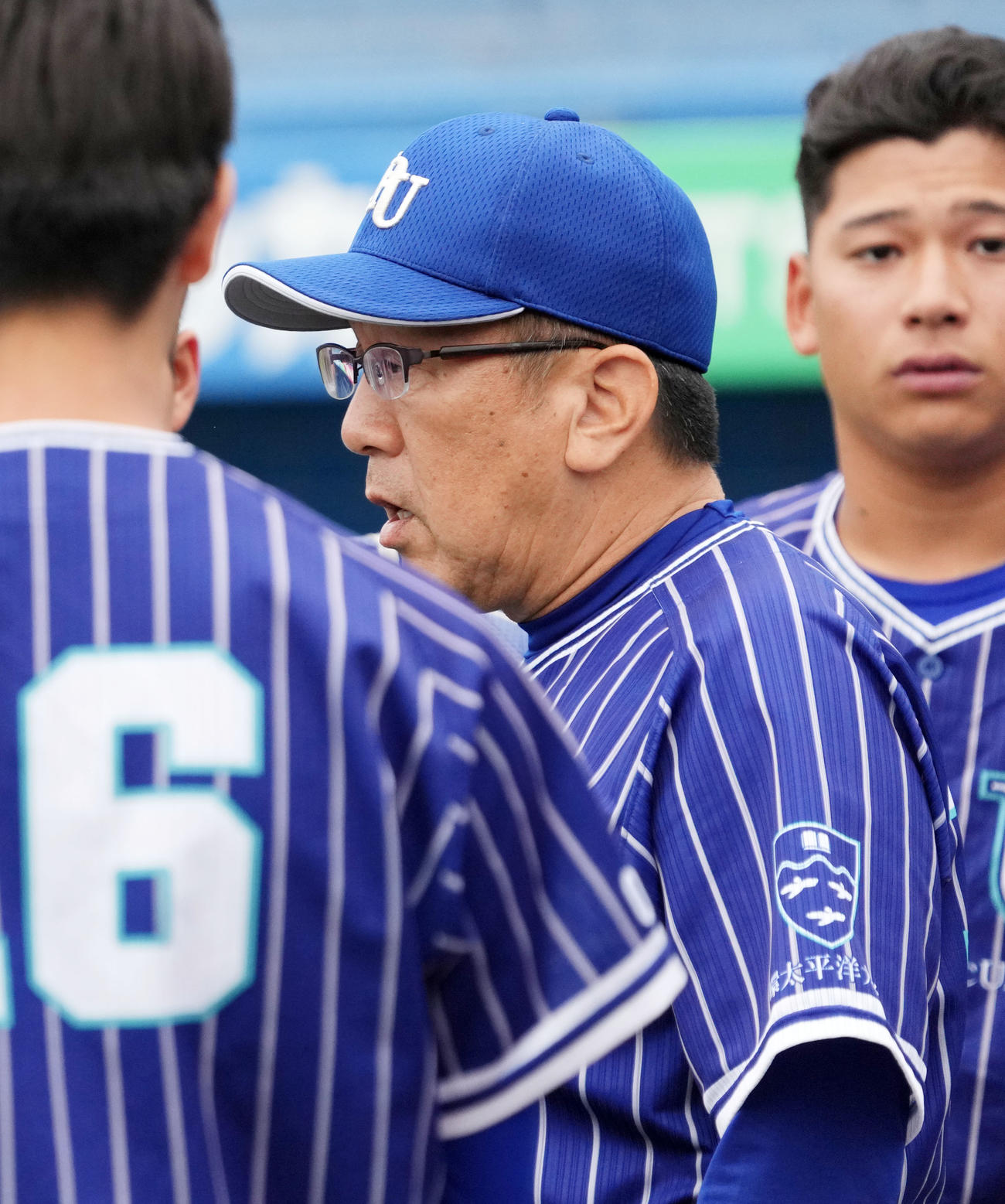 白鴎大対環太平洋大　指示を出す環太平洋大・野村監督（撮影・横山健太）