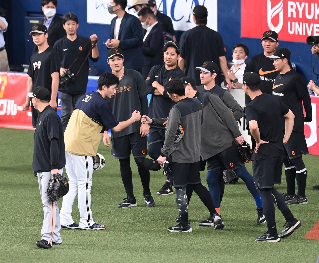 オリックス対巨人　オリックス広岡（左）は巨人ナインにあいさつ（撮影・前岡正明）