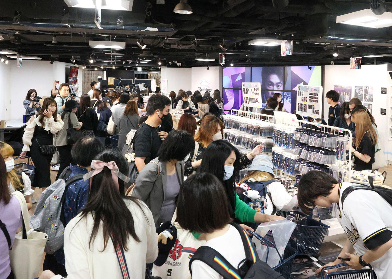 オリ姫デーグッズを求め、にぎわうファンら（撮影・上山淳一）