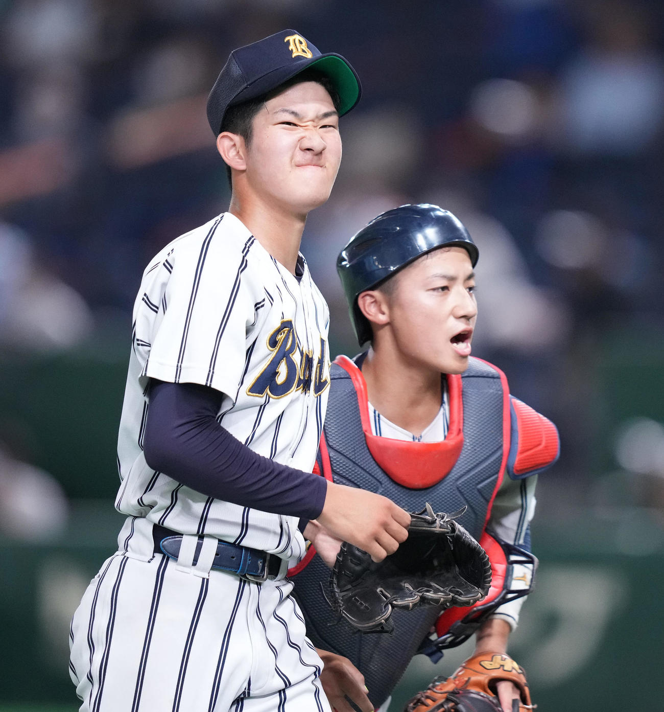 青学大対国際武道大　1回表に先制を許し、悔しげな表情でベンチへ戻る国際武道大・松井（左）（撮影・鈴木みどり）