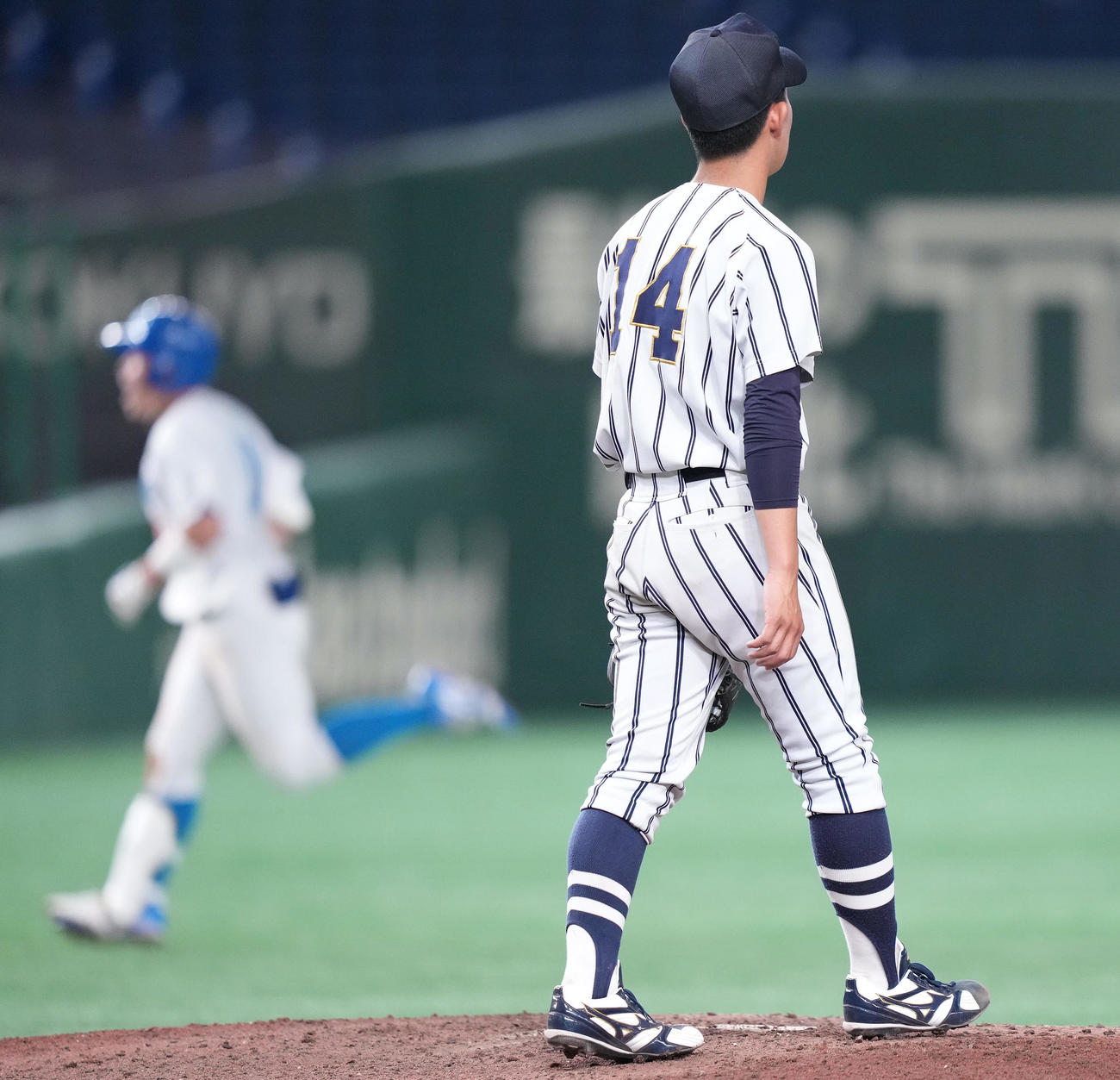 青学大対国際武道大　7回表青学大2死一、三塁、小田に右越え3点本塁打を浴びる松井（撮影・鈴木みどり）