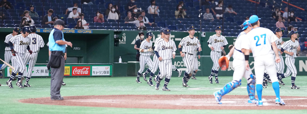 青学大対国際武道大　青学大に敗れ、整列へ向かう国際武道大ナイン（撮影・鈴木みどり）