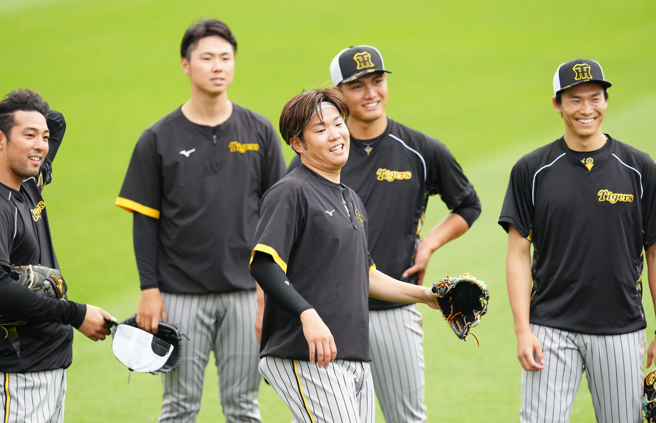 楽天対阪神　試合前練習に臨む西勇（中央）ら阪神投手陣（撮影・江口和貴）