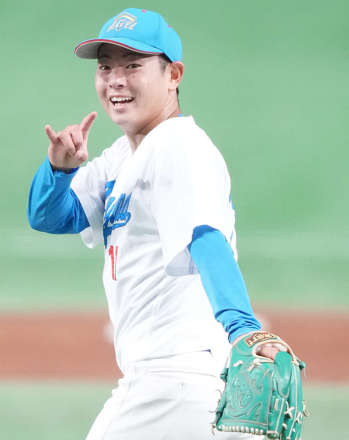 国際武道大対青学大　5回裏国際武道大1死、藤原を中飛に仕留め、笑顔の下村（撮影・鈴木みどり）