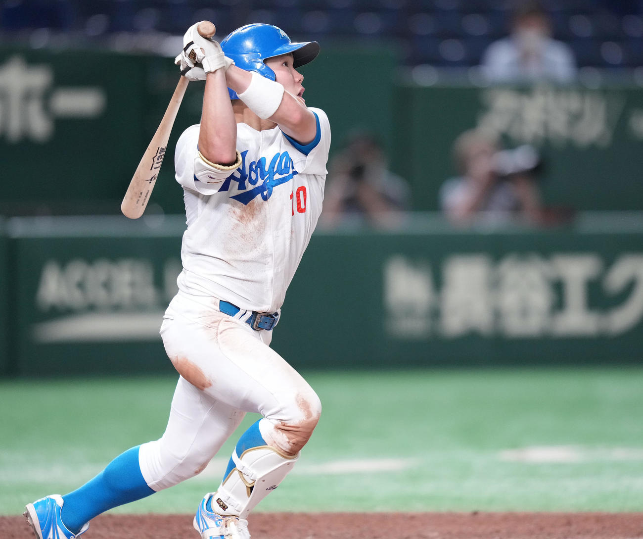 青学大対国際武道大　7回表青学大2死一、三塁、右越え3点本塁打を放つ小田（撮影・鈴木みどり）