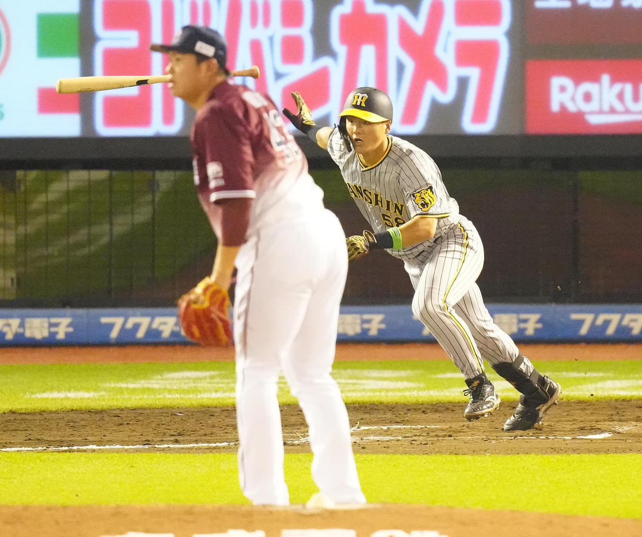 楽天対阪神　7回表阪神無死、プロ初安打となる右前打を放つ前川。投手宋家豪（撮影・江口和貴）