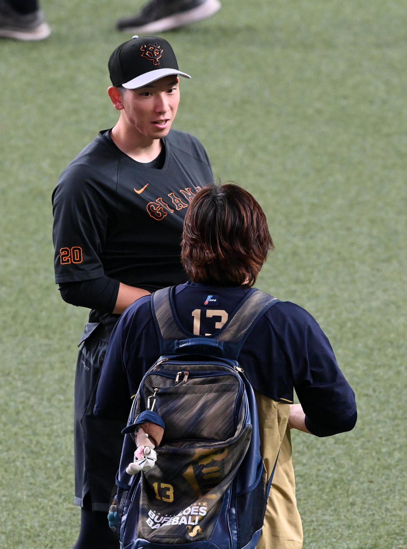 オリックス宮城（背中）と話す巨人戸郷（撮影・前岡正明）