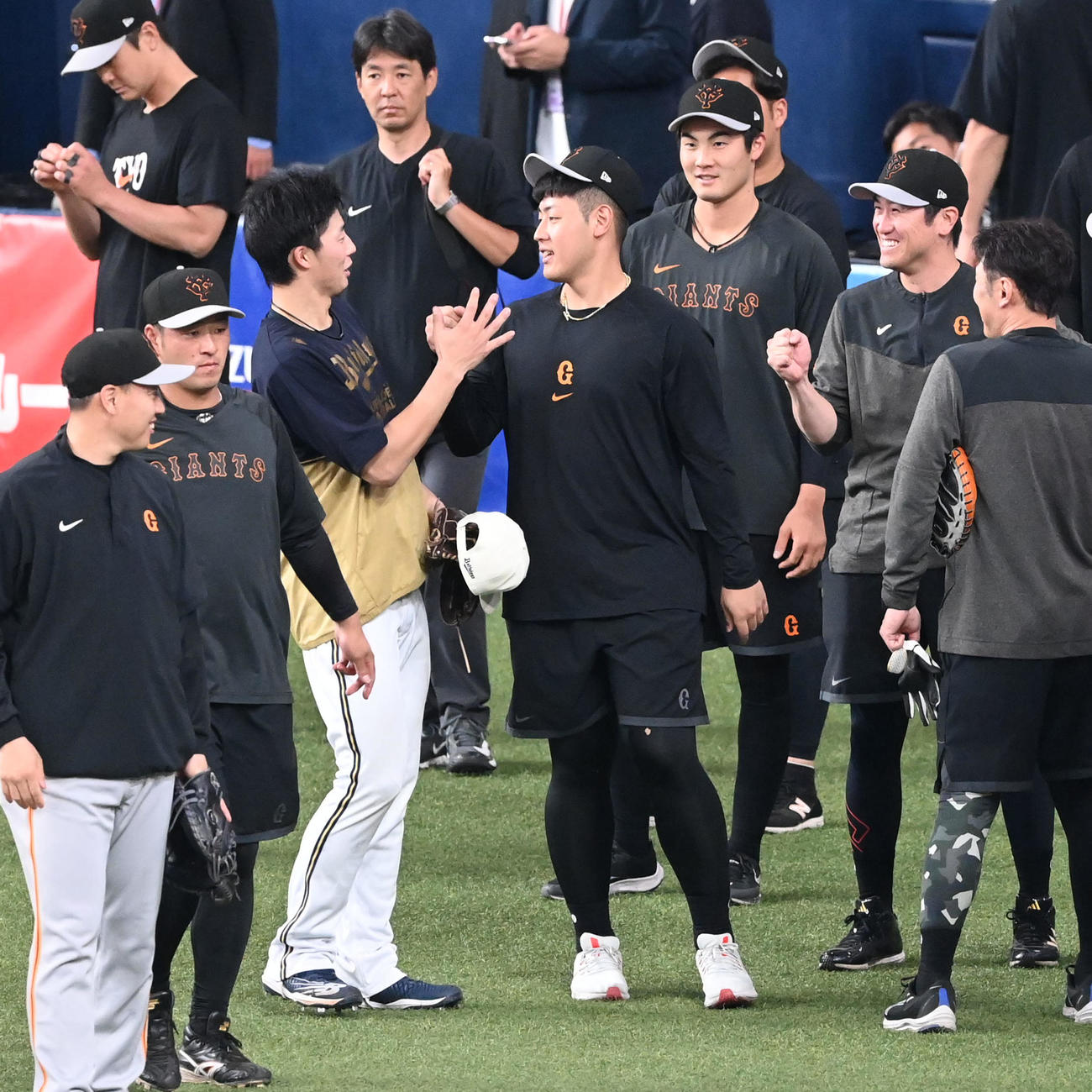 オリックス対巨人　巨人岡本和（右）からあいさつを受けるオリックス広岡（撮影・前岡正明）
