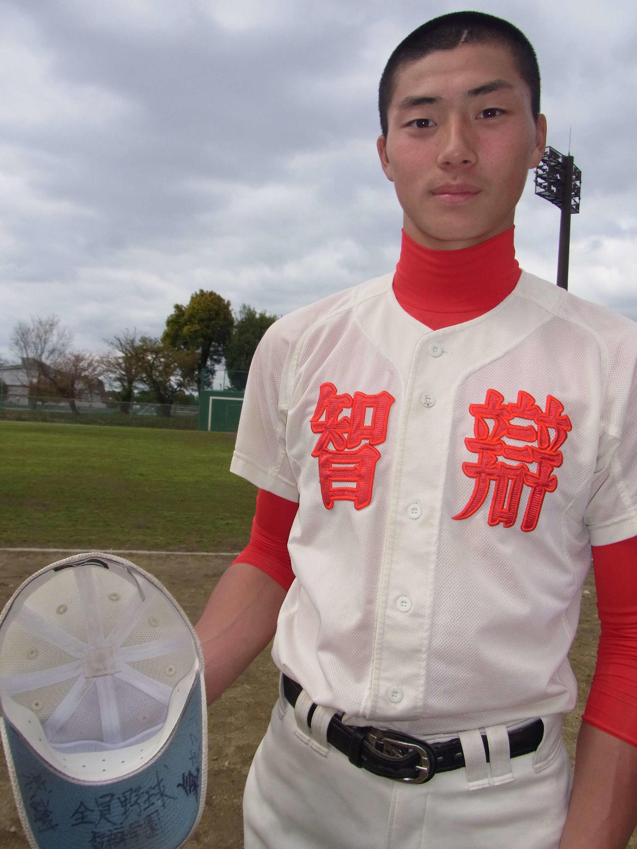 先輩の巨人岡本から譲り受けた帽子を愛用する智弁学園・広岡（2015年4月11日撮影）
