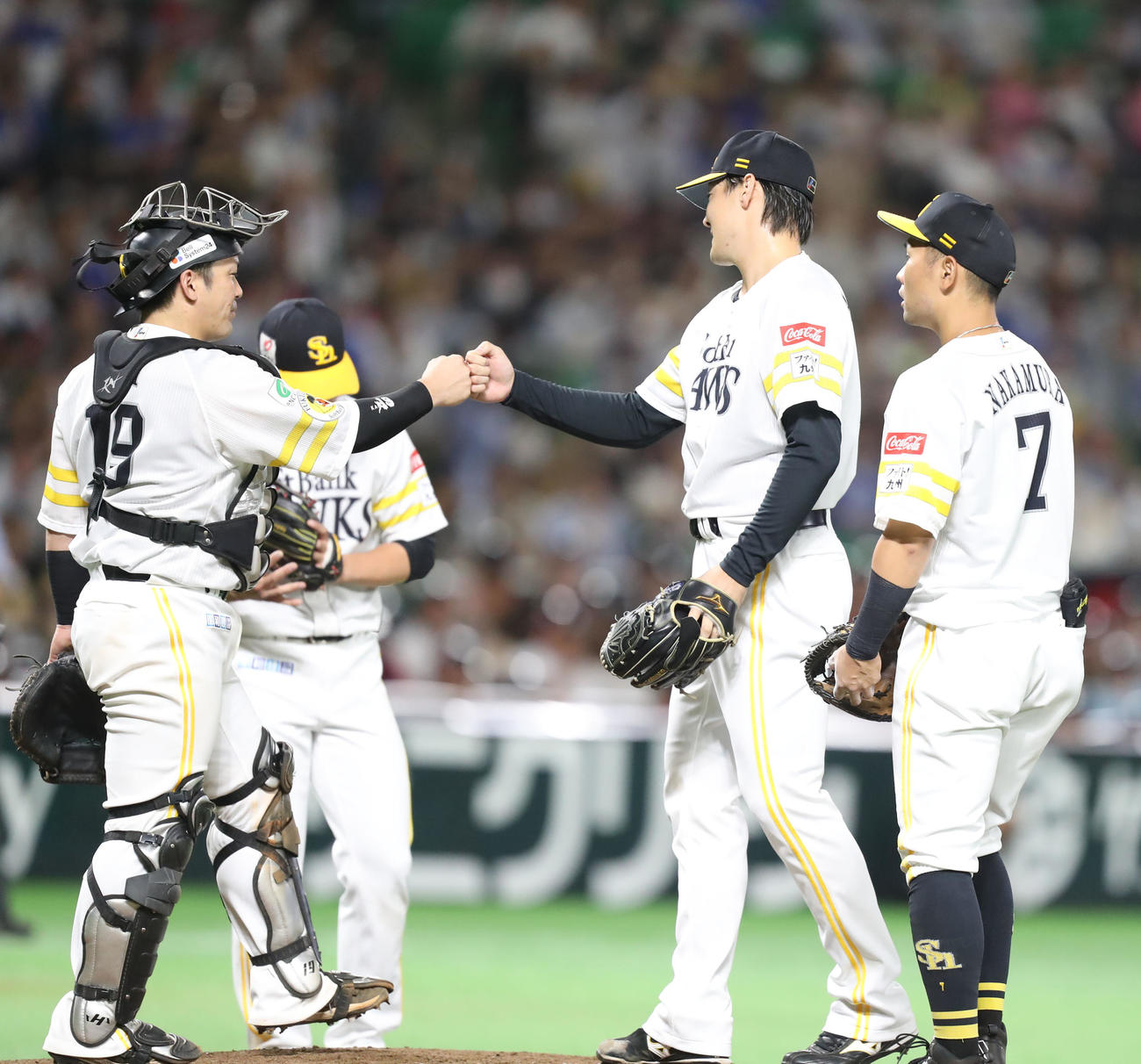 ソフトバンク対DeNA 7回途中降板となり甲斐(左)とグータッチを交わす有原（撮影・冨田成美）