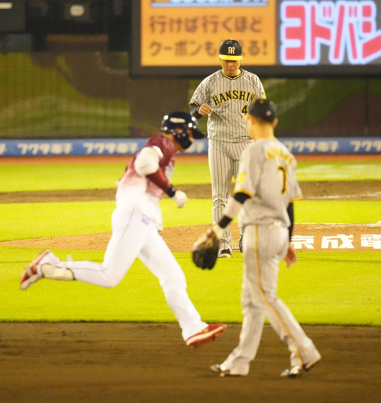 楽天対阪神　8回裏楽天無死、辰己（手前左）にソロ本塁打を浴びる村上（撮影・江口和貴）