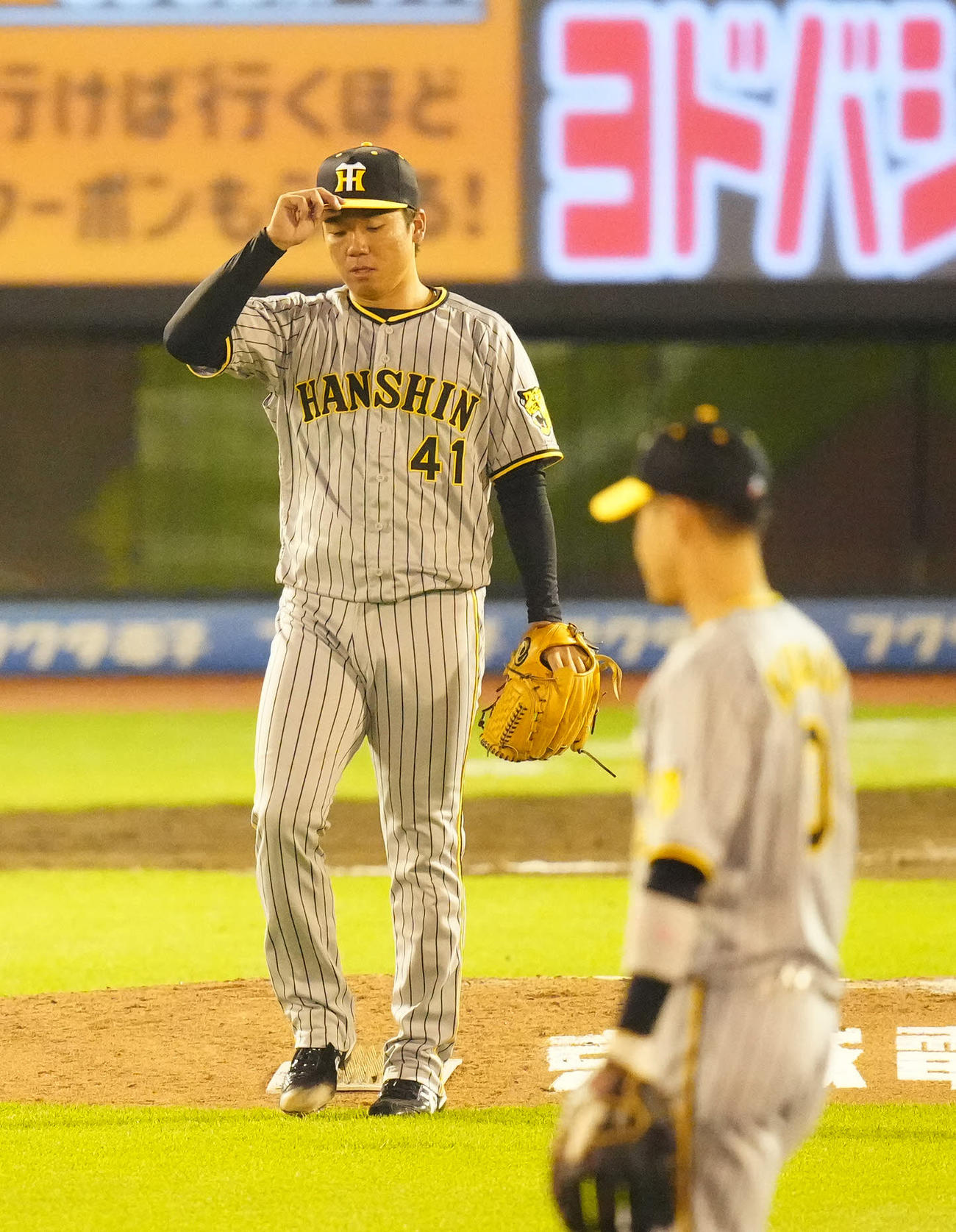 楽天対阪神　8回裏楽天無死、辰己にソロ本塁打を浴びる村上（撮影・江口和貴）