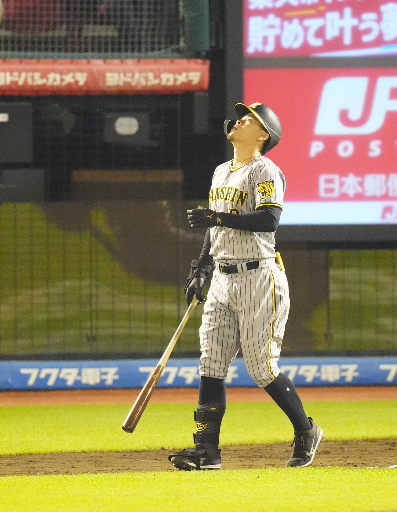 楽天対阪神　8回表阪神2死一塁、一ゴロに倒れた佐藤輝（撮影・江口和貴）