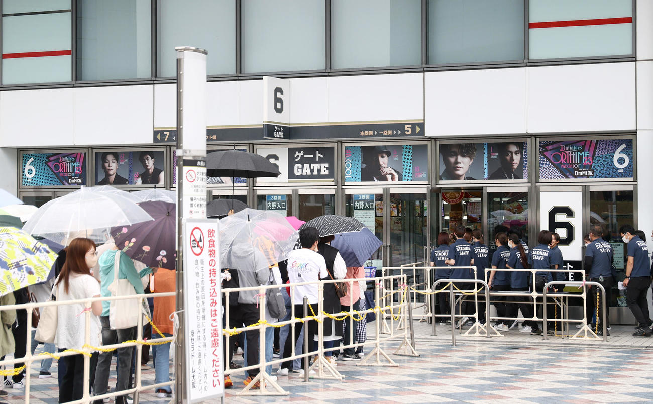 京セラドーム大阪の場外装飾を彩るオリメン11選手（撮影・上山淳一）