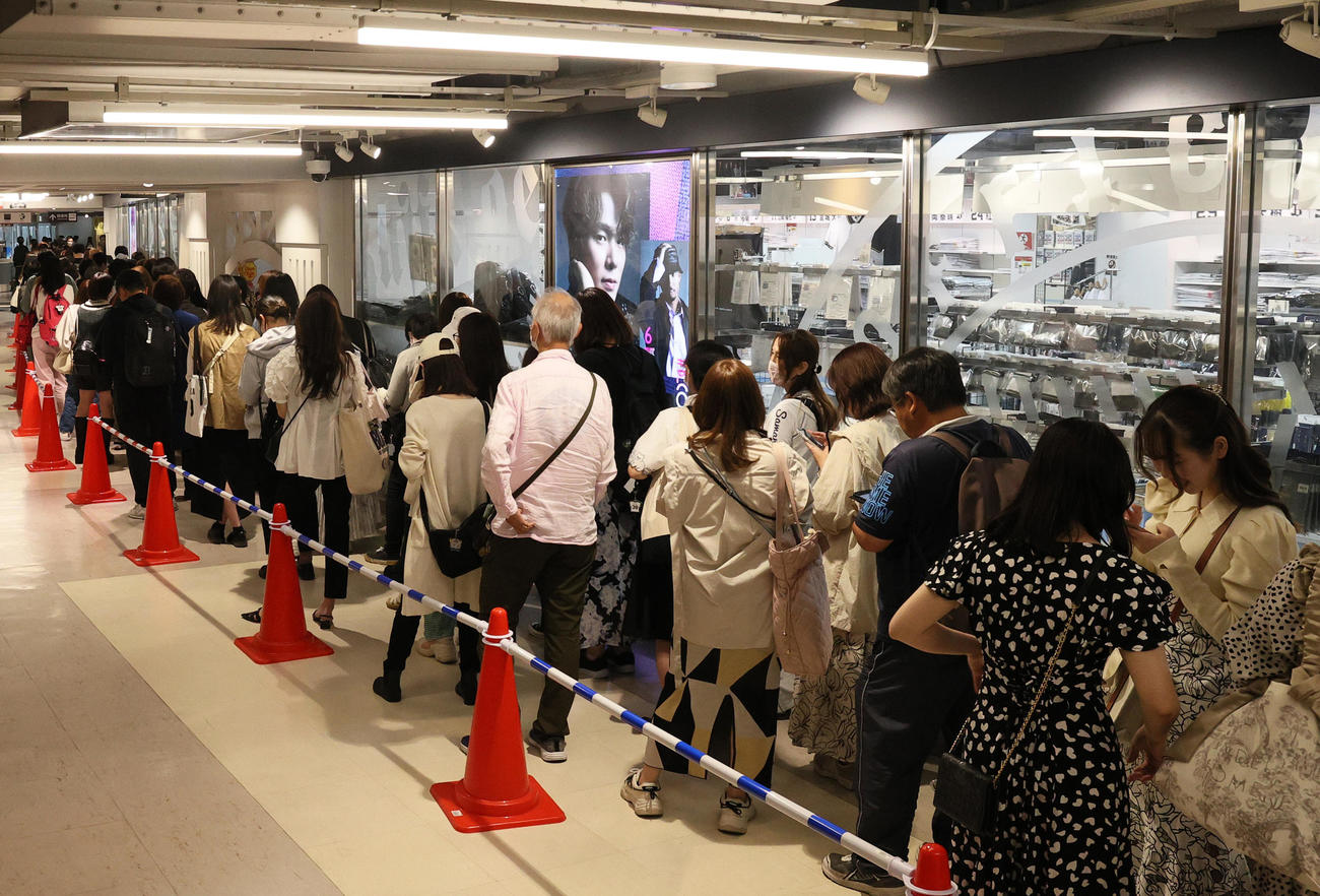 Bs SHOP前ではオリ姫デーのイベントグッズを求め、長蛇の列ができる（撮影・上山淳一）