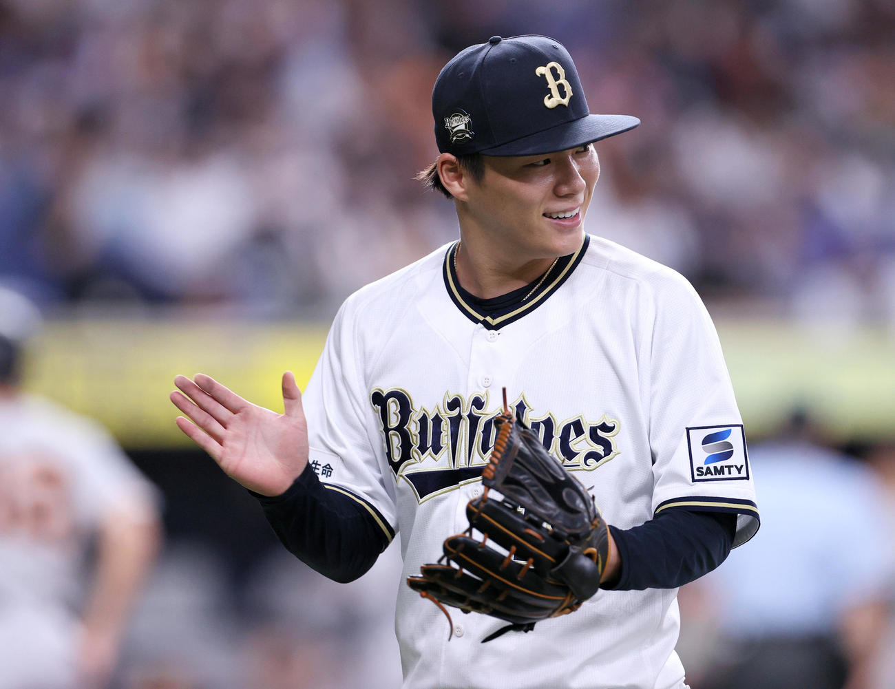 オリックス対巨人　2回表終了後、ベンチに引き揚げるオリックス先発の山本（撮影・上山淳一）