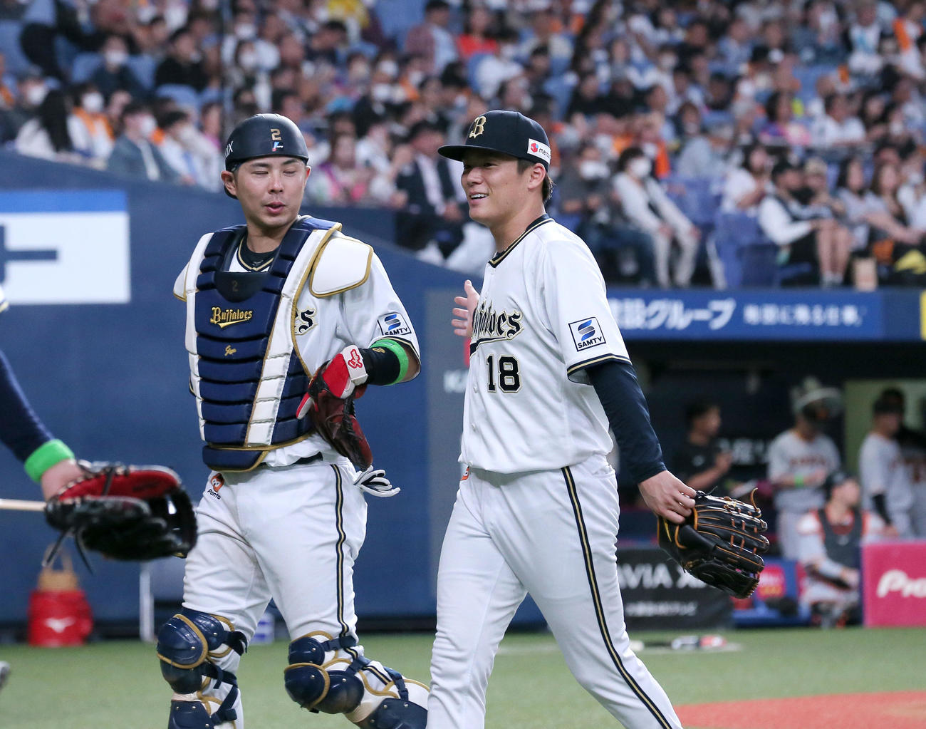 オリックス対巨人　8回表を3人で終えた山本（右）は若月と笑顔で会話する（撮影・上山淳一）