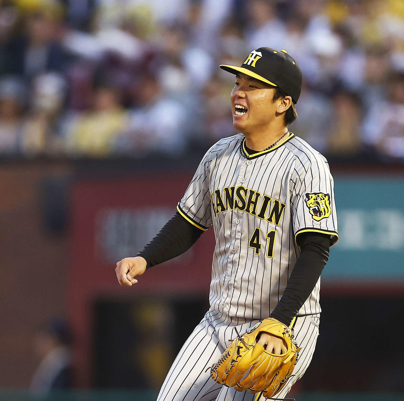 楽天対阪神　2回裏楽天2死満塁、太田に左前2点適時打を浴びる村上（撮影・河田真司）