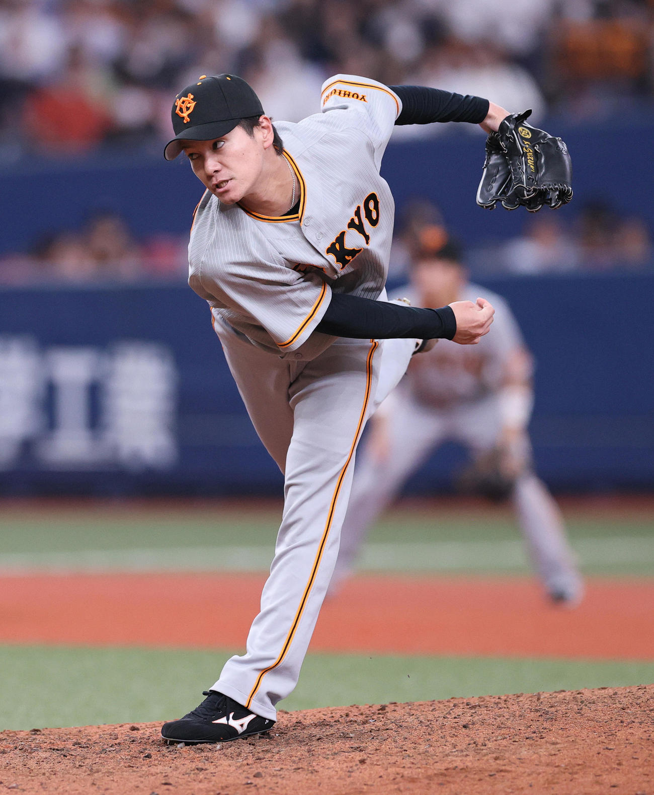 オリックス対巨人　8回に登板する鈴木康（撮影・上山淳一）