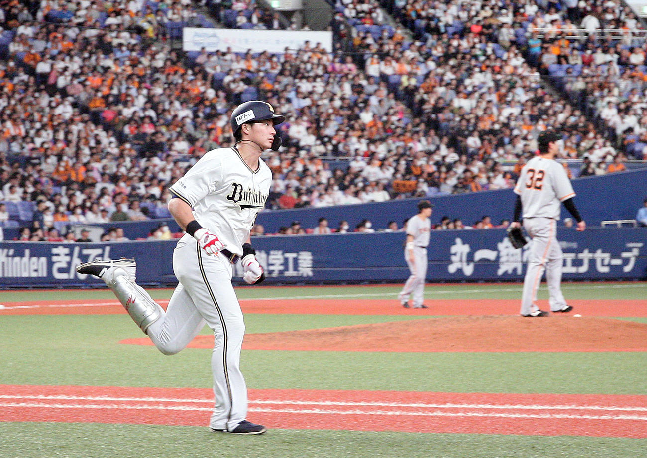 オリックス対巨人　8回裏オリックス無死、広岡（手前）は鈴木康に中飛に抑えられる（撮影・上山淳一）