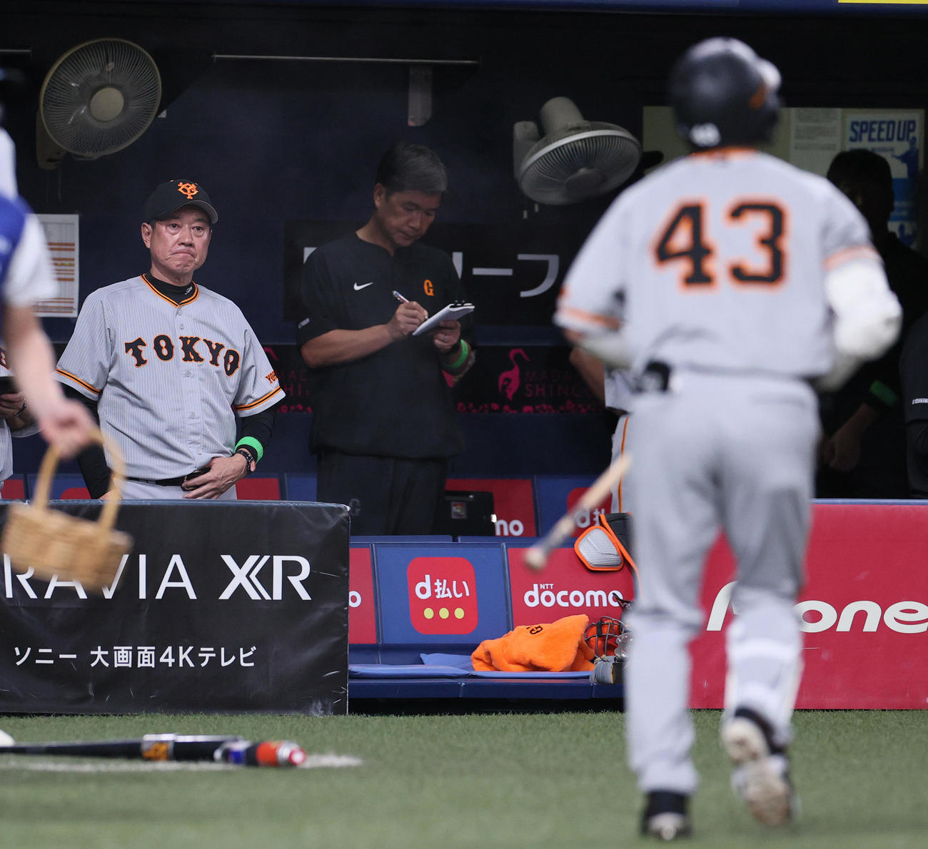 オリックス対巨人　7回表巨人無死一塁、原監督（左）は代打重信（手前）がバント失敗し、渋い表情を見せる（撮影・上山淳一）