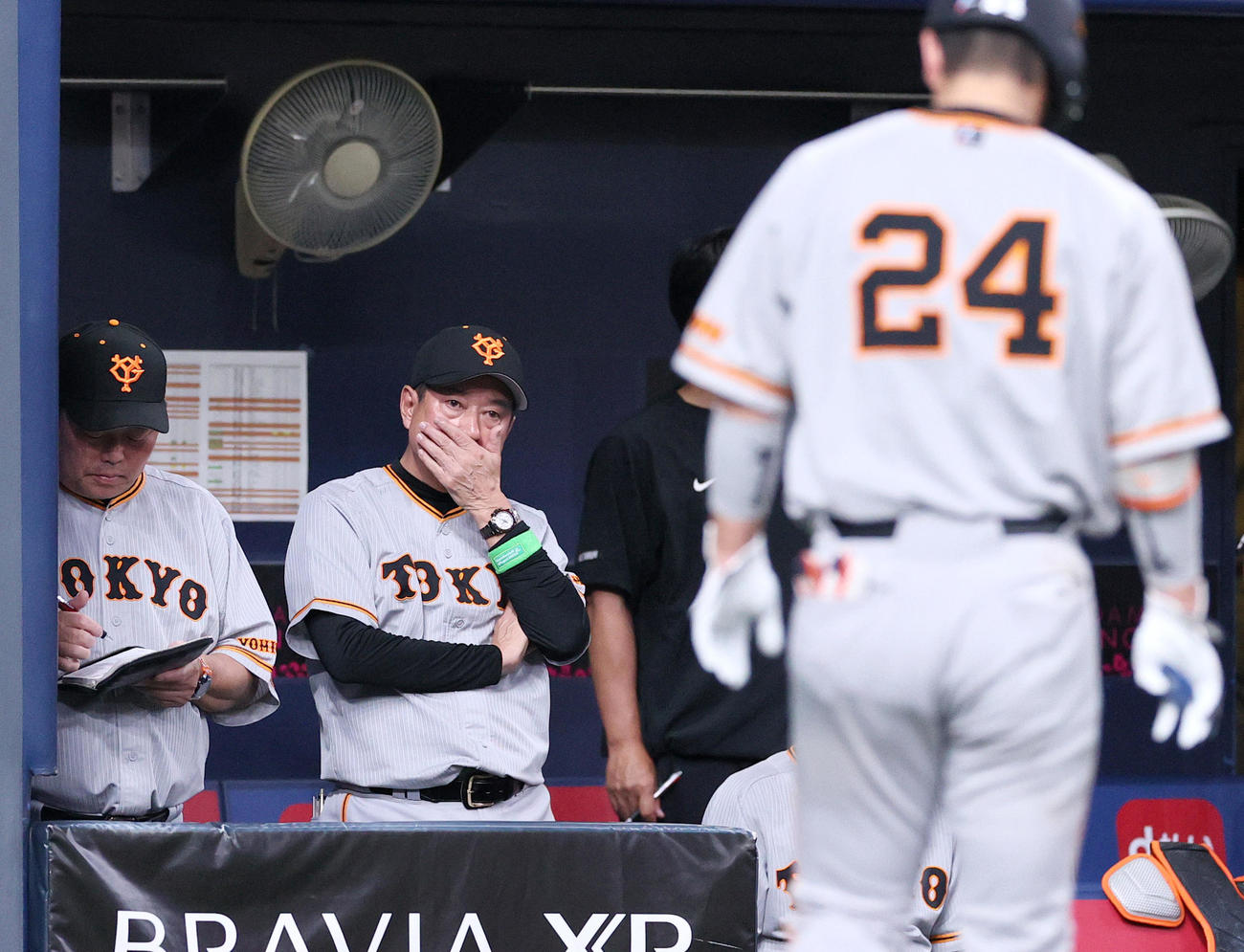 オリックス対巨人　7回表巨人1死一塁、大城卓（手前）が左飛に倒れ、渋い表情の原監督（中央）（撮影・上山淳一）