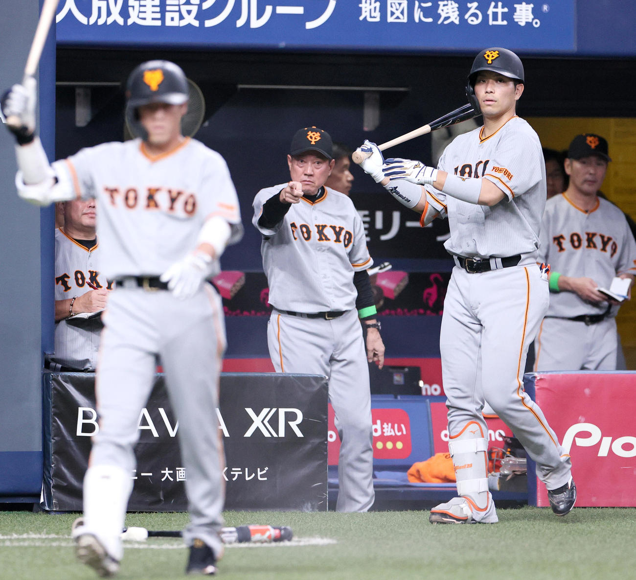 オリックス対巨人　7回表巨人無死一塁、原監督（中央）は代打重信（手前）を送る（撮影・上山淳一）