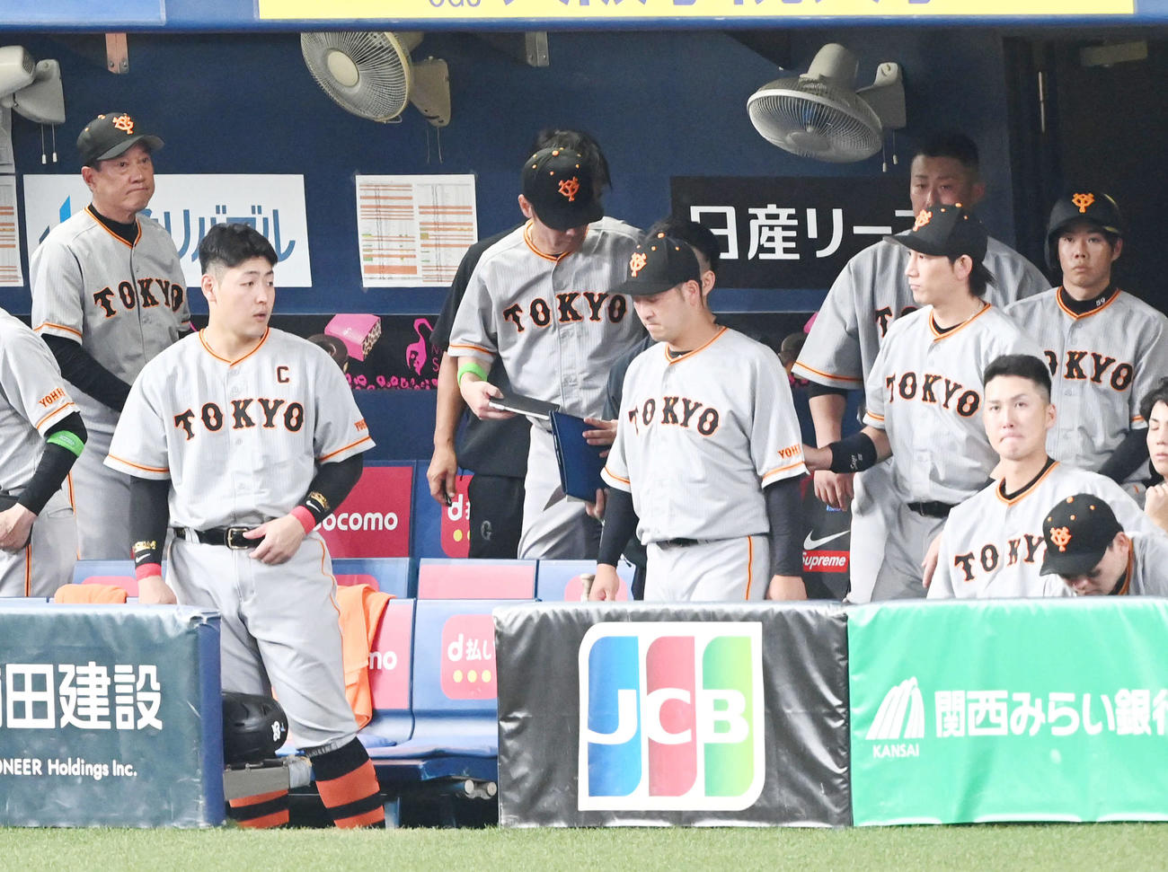 オリックス対巨人　オリックスに敗れがっくりする巨人原辰徳監督（後方左端）とナイン（撮影・前岡正明）