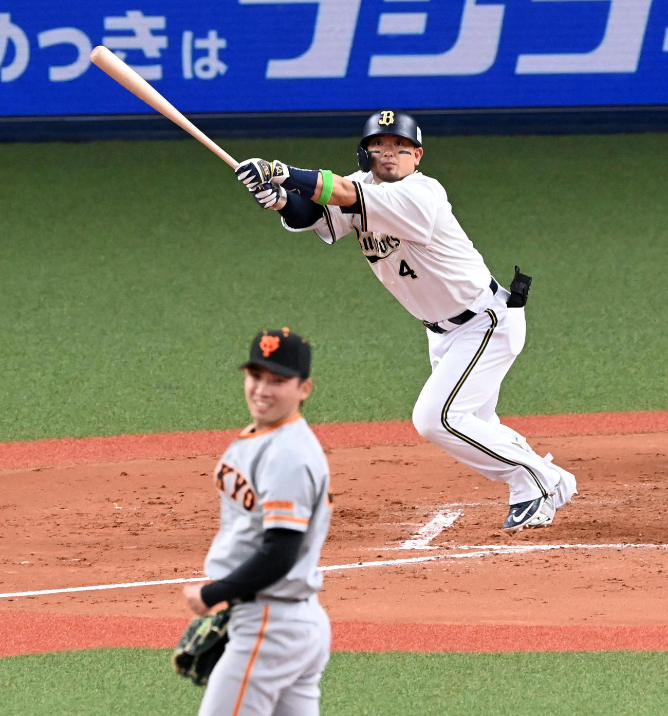オリックス対巨人　3回裏オリックス1死満塁、森は先制の2点適時二塁打を放つ。投手高橋（撮影・前岡正明）